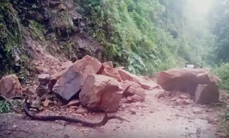 Sin paso vehicular en la carretera de la zona norte del Táchira tras derrumbes por fuertes lluvias