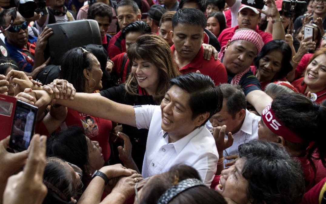 El hijo del dictador Ferdinand Marcos se postula para la presidencia de Filipinas