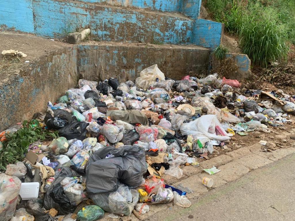 ¡Basura por todos lados! Convierten en improvisados vertederos calles y aceras de Aragua