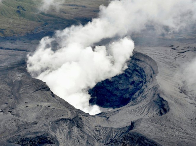 El volcán Monte Aso entra en erupción en Japón