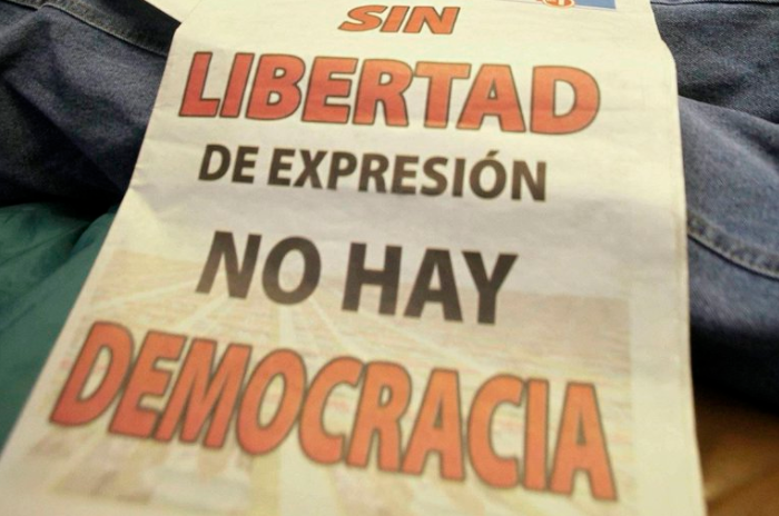 Denuncian que el Gobierno de El Salvador espía a periodistas, políticos opositores y líderes sociales