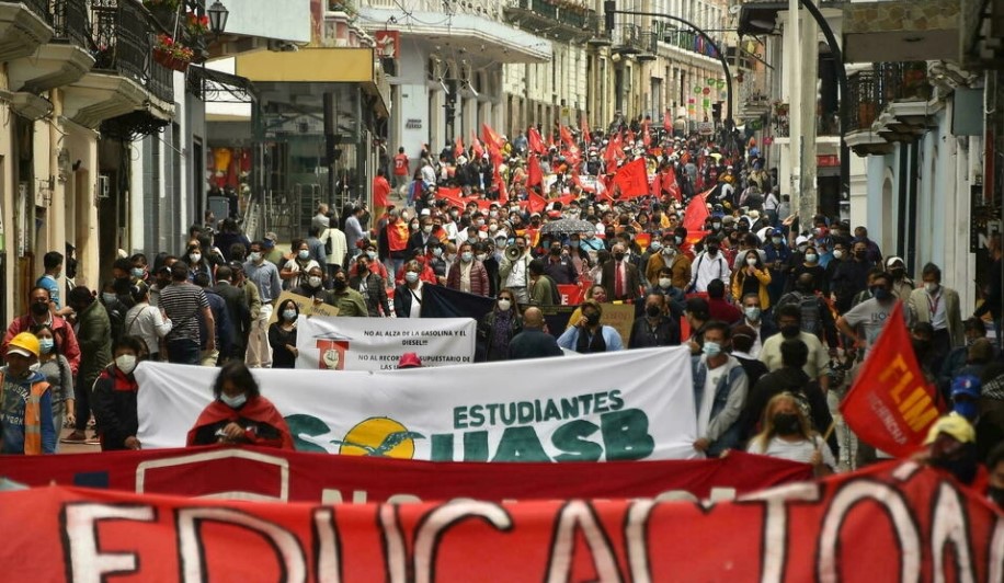 Protestaron contra recortes al presupuesto educativo en Ecuador