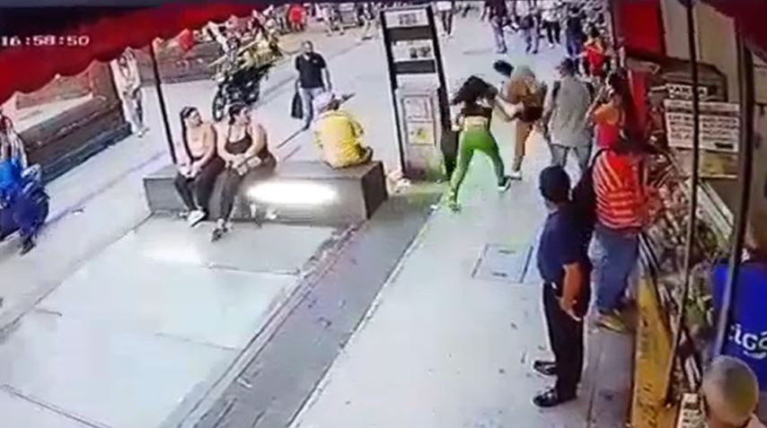 VIDEO: Pelea entre Mujeres con cuchillo en el centro de Medellín dejó una lesionada