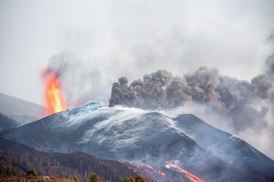 Surge una nueva colada en el volcán de La Palma que se desplaza al suroeste de la isla