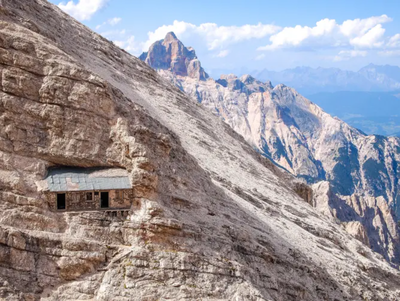 La casa más aislada del mundo, incrustada en una montaña rocosa, ha estado  vacía por 100 años (FOTOS)