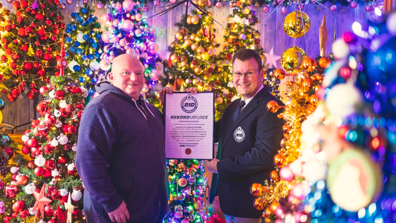 Familia rompe récord mundial al poner 444 árboles de Navidad dentro de su casa en Alemania (FOTOS)