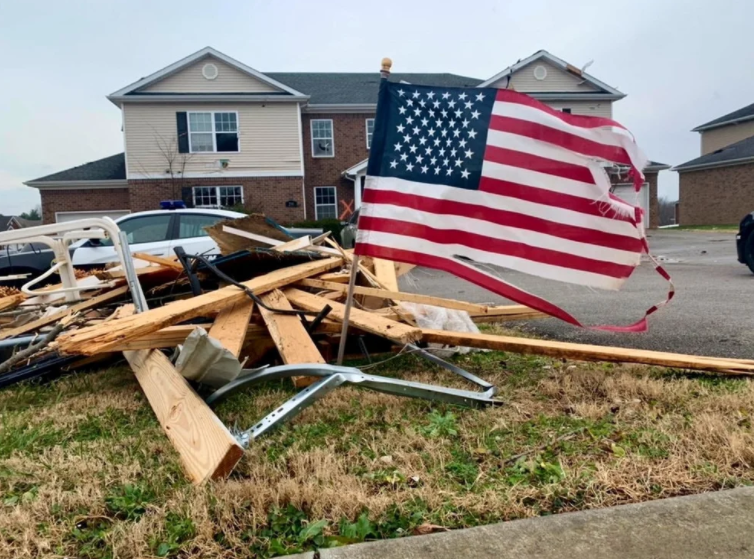 Cuadrillas de rescatistas continúan buscando desaparecidos tras los devastadores tornados que azotaron EEUU