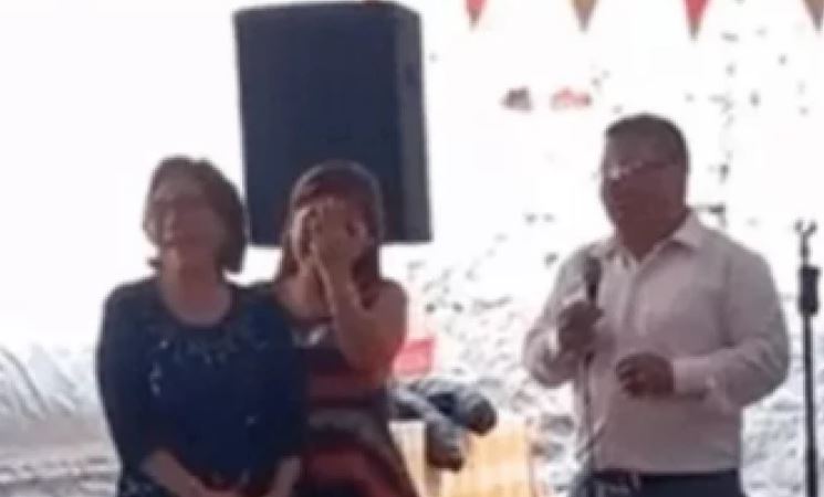 “Cuando trabajes, págame lo que me debes”, dijo un padre a su hija recién graduada (Video)