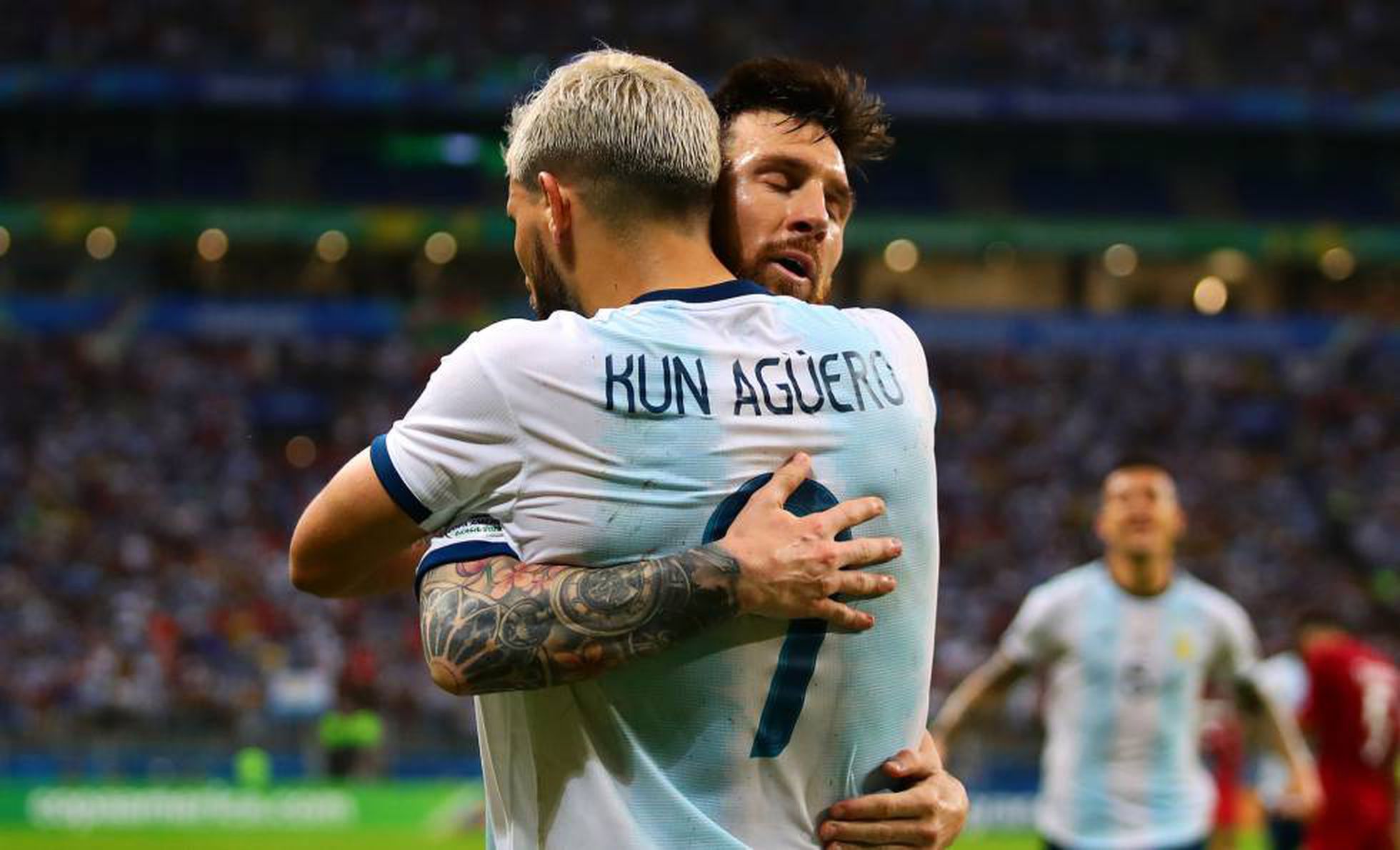 El emotivo mensaje de Leo Messi al “Kun” Agüero: Duele verte dejar de hacer lo que más te gusta (FOTOS)