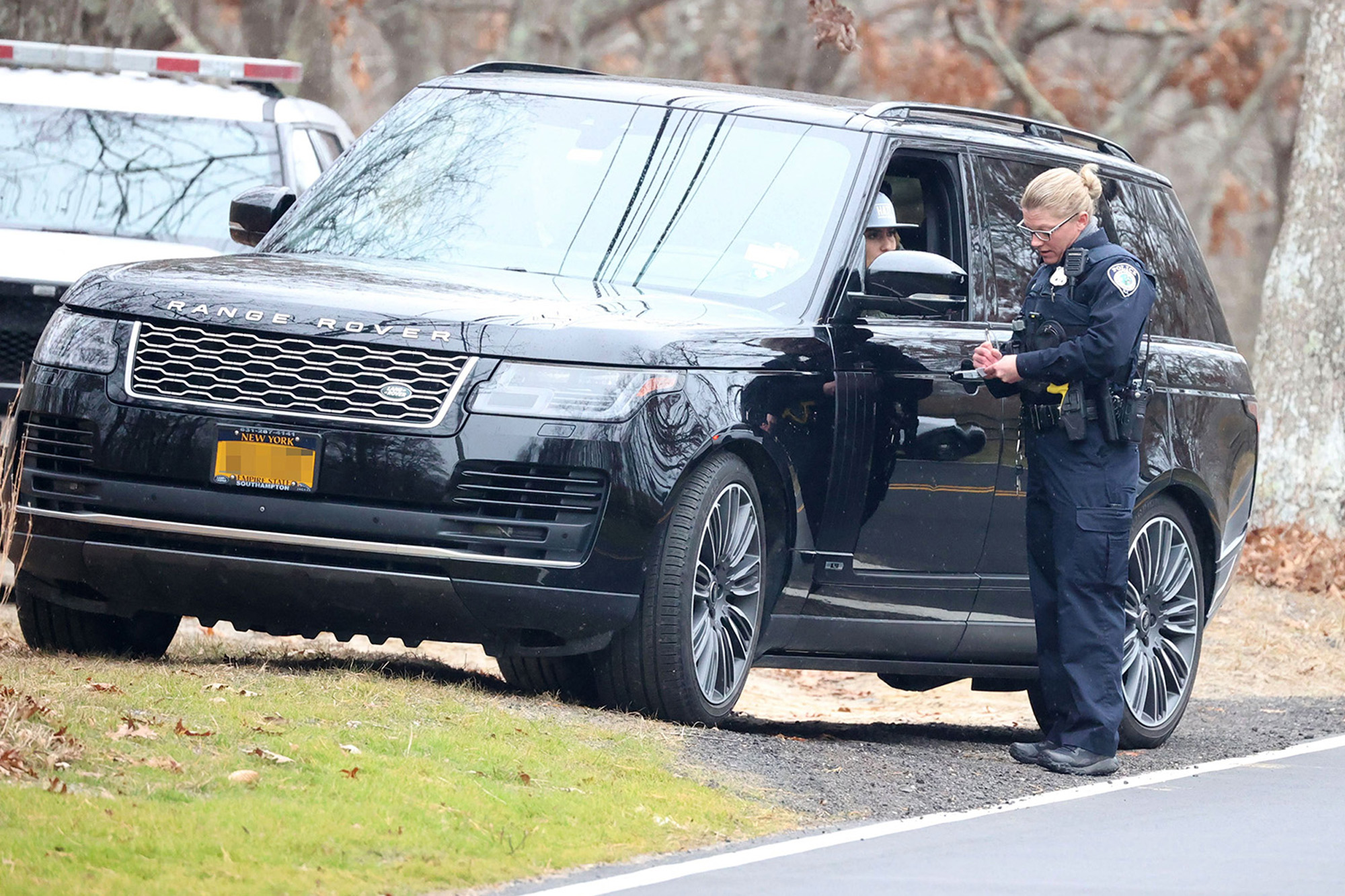 Alec Baldwin y su esposa fueron detenidos en los Hamptons por orden judicial