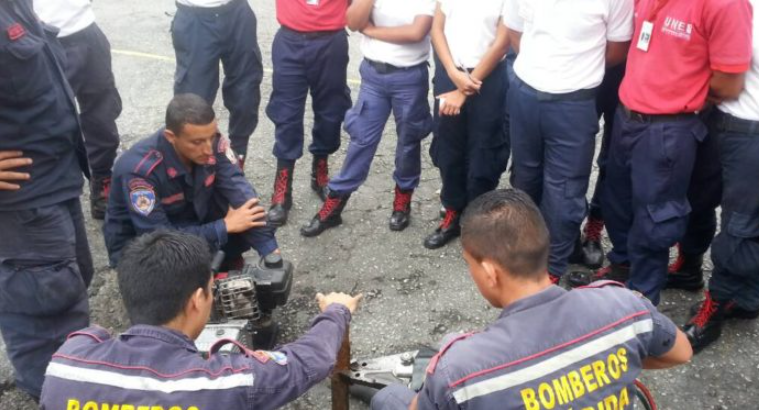 Bomberos Universitarios sobreviven entre la crisis y la deserción