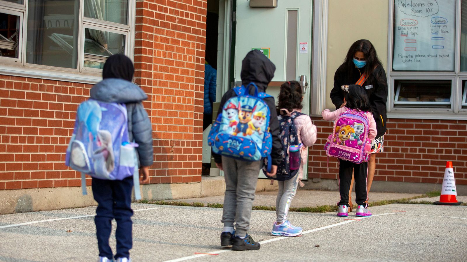 Tras dos años cerradas, escuelas de Perú volverán a abrir sus puertas en 2022