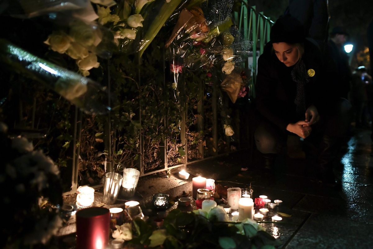 Denuncian a un cirujano por vender la radiografía de una herida en el atentado de Bataclan