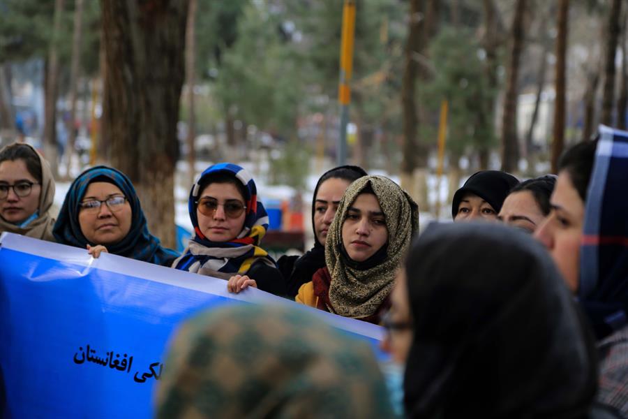 Talibanes lanzan gas pimienta para dispersar a mujeres manifestantes en Kabul