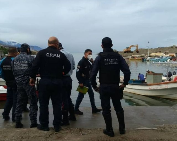 Naufragio de peñero en La Guaira dejó un pescador fallecido y un sobreviviente #5Ene