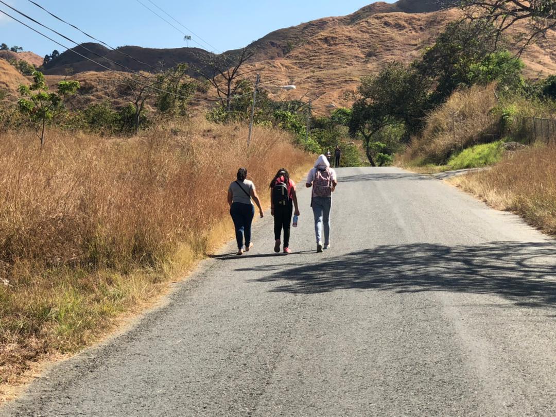 Castigados por un sol inclemente: alumnos de la Unesr en Guárico pasan “las de Caín” en camino a clases (FOTOS)