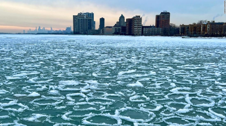 Las misteriosas formaciones de hielo que aparecieron en Chicago