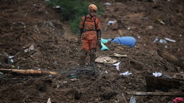 El equipo de rescate se aproxima al niño atrapado en un pozo en Afganistán