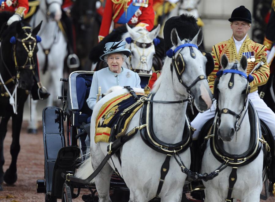 Isabel II alcanza las siete décadas de reinado en un momento de turbulencias