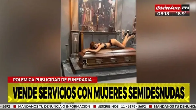 ¡No lo creerás! Publicitan funeraria con rusas semidesnudas en posiciones del Kamasutra (VIDEO)