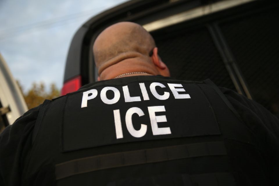 ICE enfrenta demanda por no vacunar a inmigrantes detenidos y enfermos