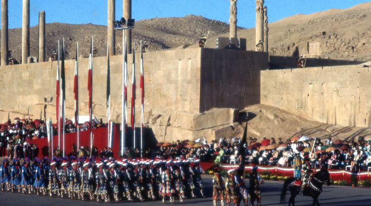 Un trono de oro y una corona de 1.500 diamantes: la fiesta que marcó el inicio del fin del sha de Irán y Farah Diba