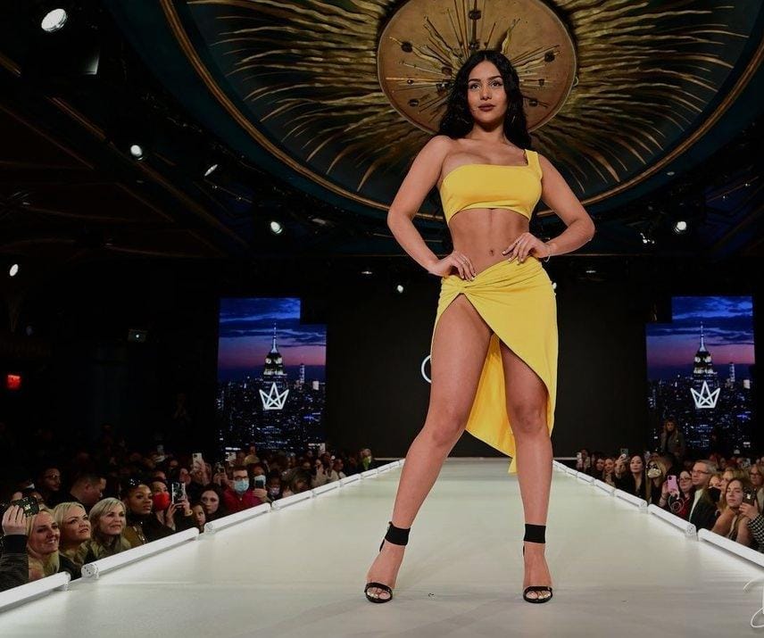 ¡De Infarto! La espectacular modelo venezolana que enamoró al mundo al bailar y desfilar al ritmo de Celia Cruz (VIDEO)