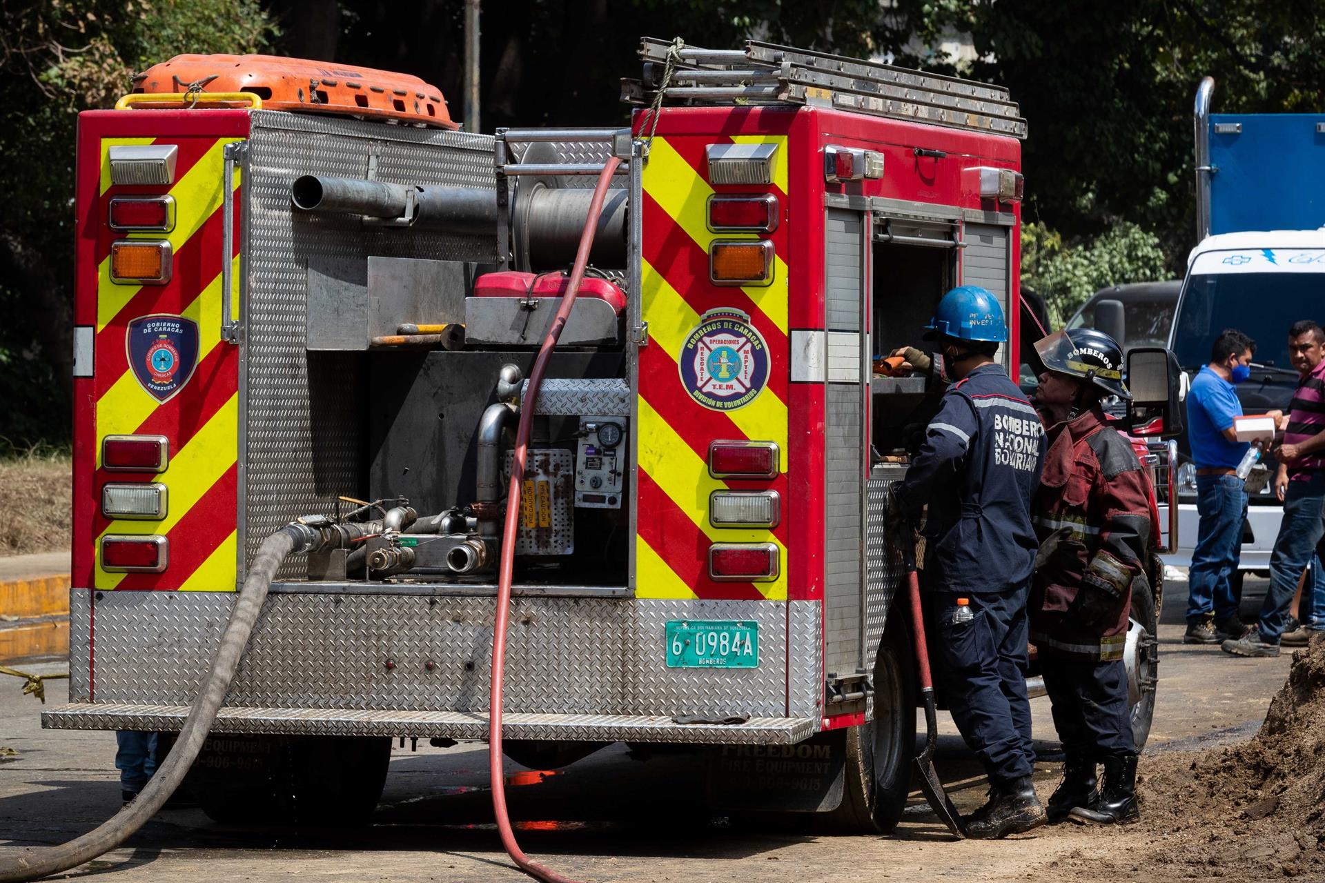 Bomberos sofocaron incendio de un transporte público en El Valle este #21Jul (Fotos)