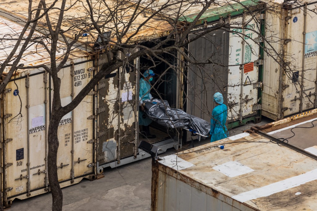 Hong Kong enfrenta morgues desbordadas y falta de ataúdes por ola de Covid-19