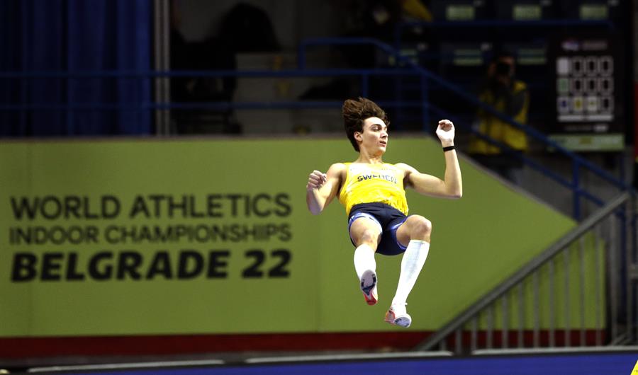 El sueco Duplantis logró oro en pértiga y nuevo récord del mundo