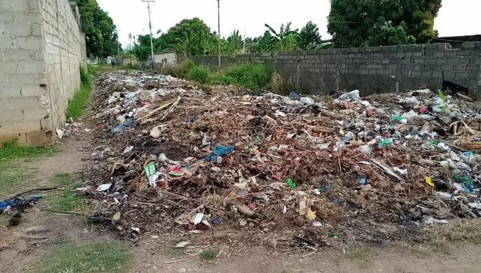 Basura afecta a vecinos de Alí Primera I de Maturín… y las promesas “rojas rojitas” brillan por su ausencia