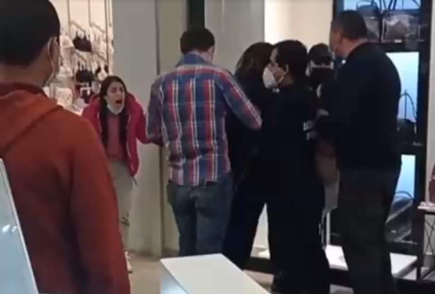 Un par de venezolanas implicadas en venta de drogas en centro comercial de Chile