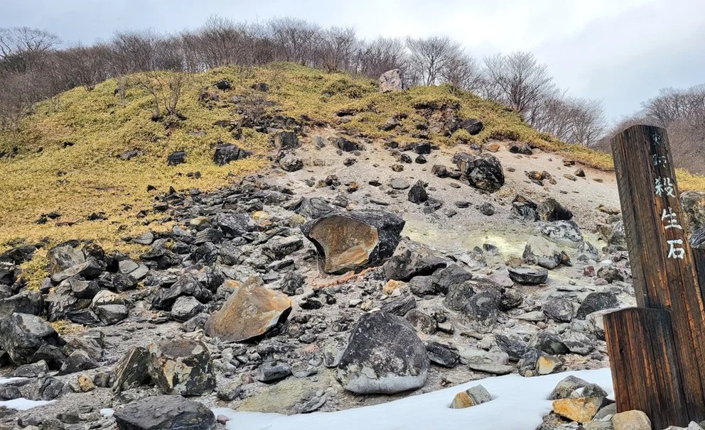 Se partió en dos la “piedra asesina” de Japón y hay temores por el supuesto espíritu maligno que habita en su interior