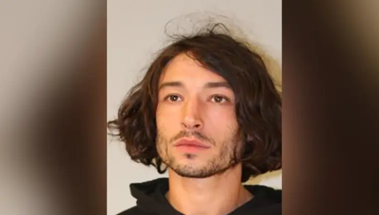 Ezra Miller, protagonista de “The Flash”, volvió rápidamente a prisión tras violento incidente en Hawái