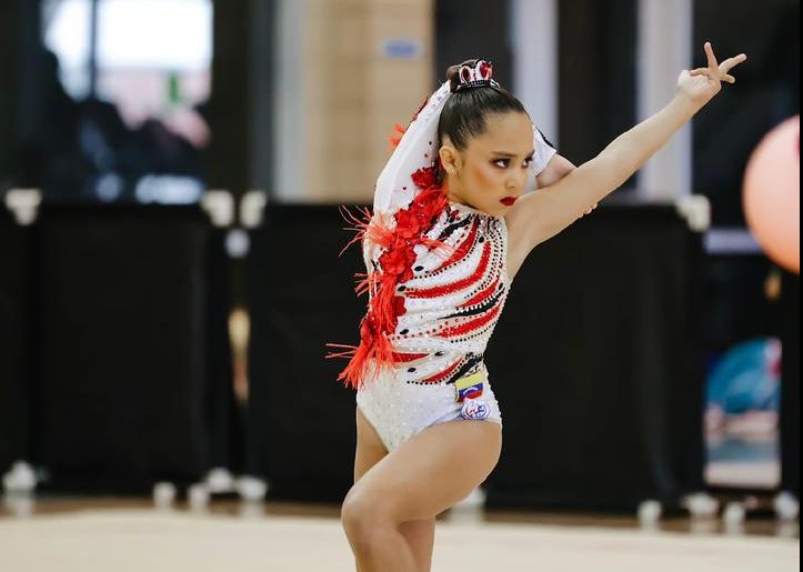 Gimnasta Amarantha Acosta se alzó con plata en campeonato internacional en Texas