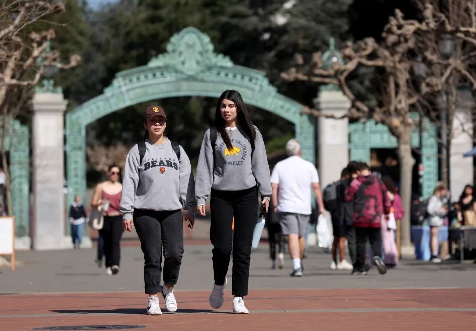 Piden a Biden incluir a estudiantes inmigrantes entre las prioridades para recomendaciones a universidades