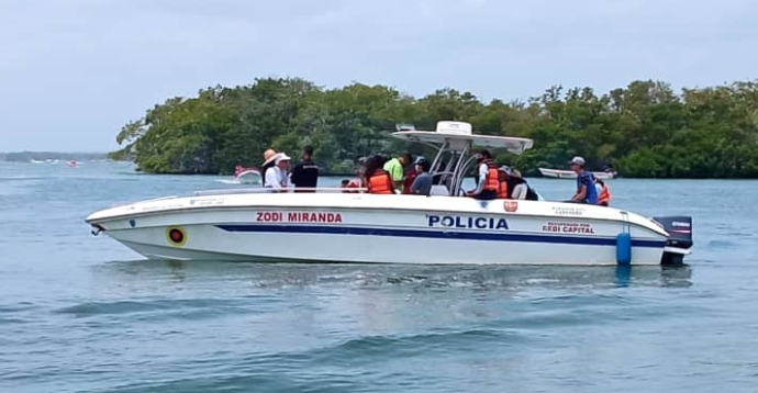 Rescataron a cinco personas de una embarcación sumergida en playa de Miranda