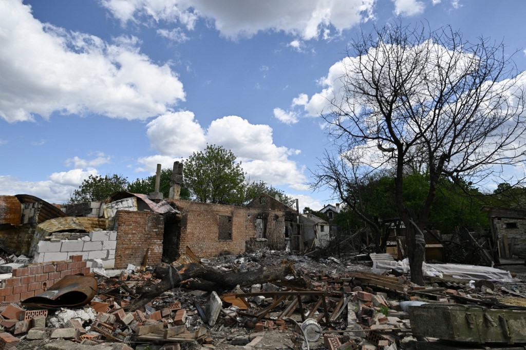 Familias traumadas por los bombardeos rusos rechazan ser evacuadas del frente de batalla en Ucrania