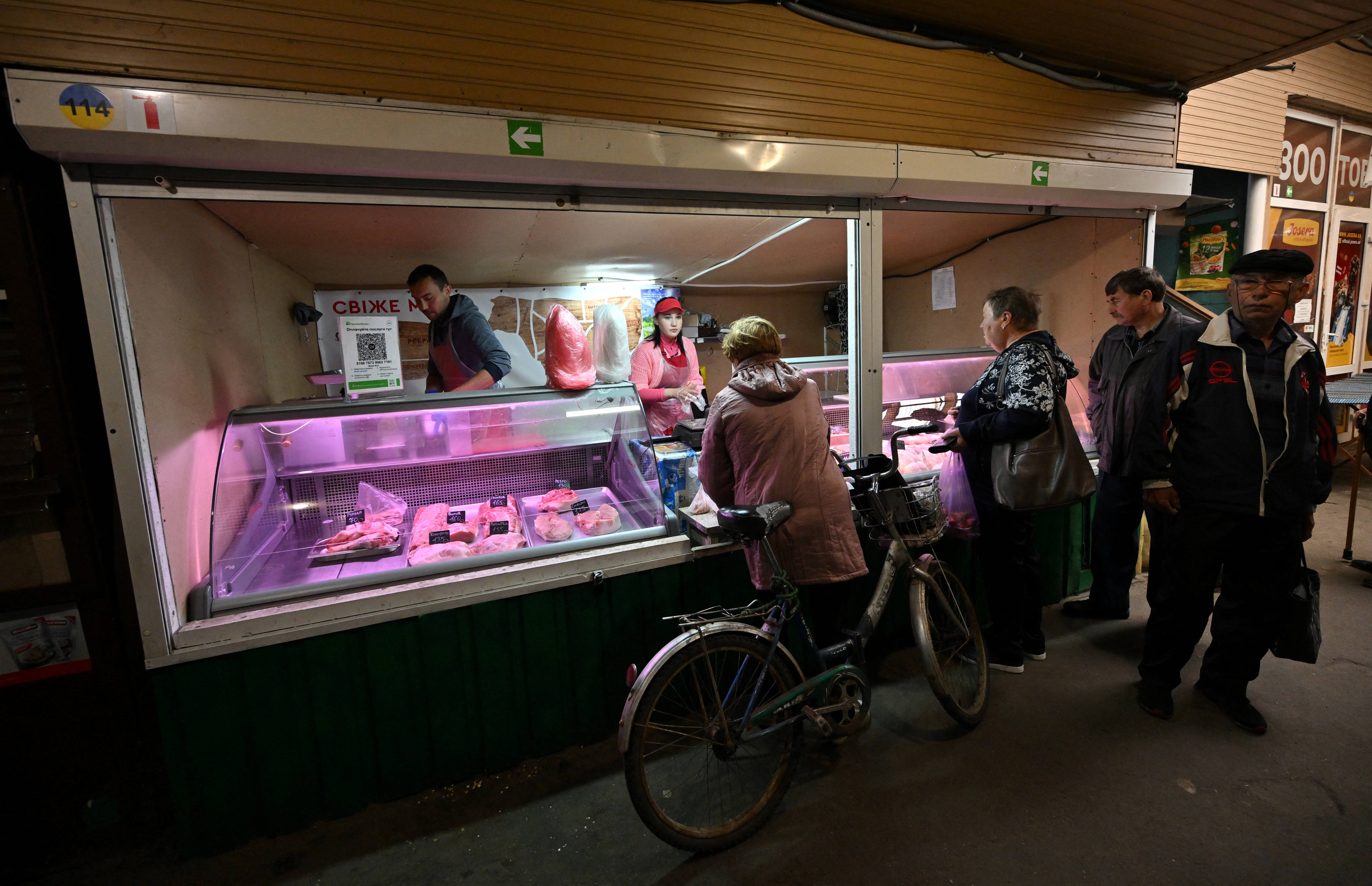 En el mercado de Bucha, vivir “para no volverse locos” (FOTOS)