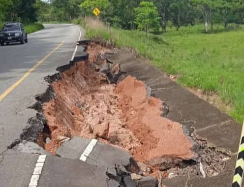 Alguien en Barinas que repare esta tronera “come carros” antes que suceda una tragedia (VIDEO)