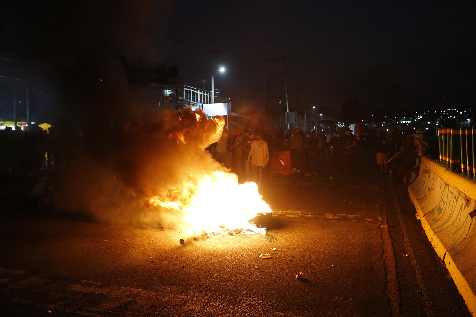 Policías de México se golpean entre sí en protesta por mejores salarios