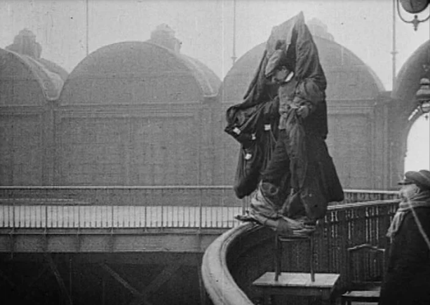 La historia del sastre que creyó que podía volar y se tiró de la Torre de Eiffel