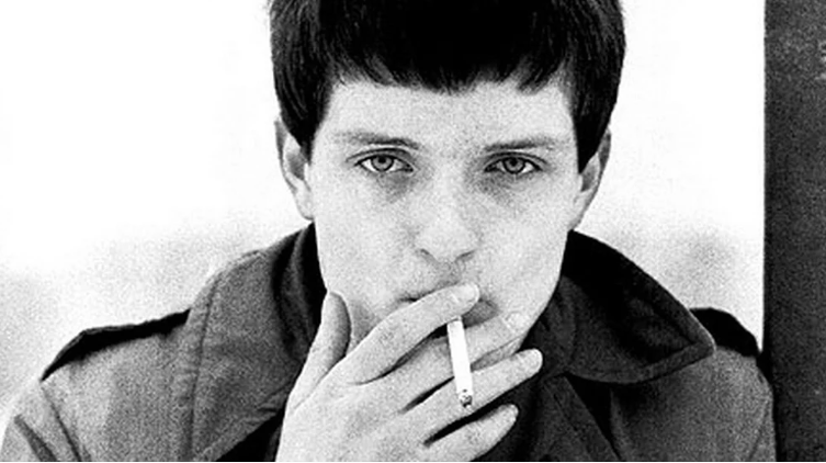 Los fantasmas literarios de Ian Curtis, un ícono dark que vivió rápido y murió joven