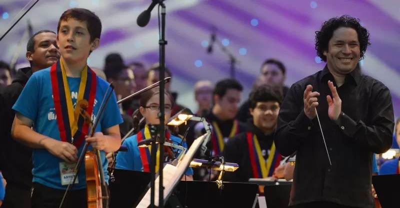 El Sistema: cómo el reconocido programa de educación musical de Venezuela transformó a un marginado barrio escocés