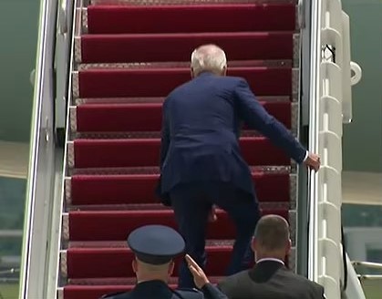 Una vez más… Se hacen comunes los tropiezos de Biden en el Air Force One