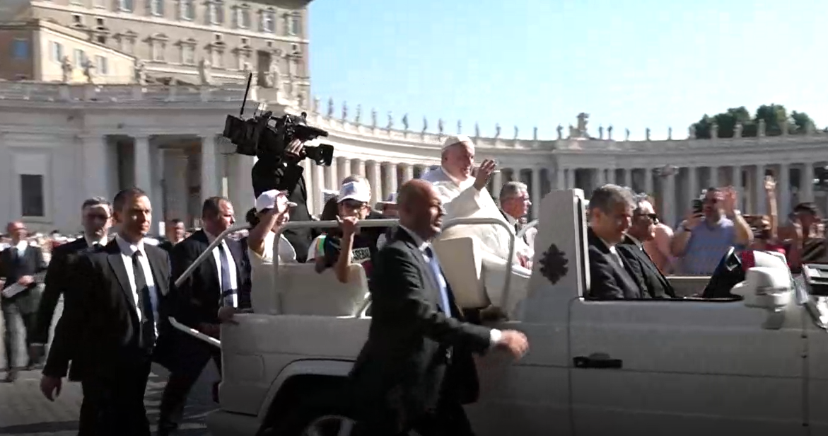 El papa Francisco pide “no olvidar a Ucrania” y sube a tres niños ucranianos al papamóvil