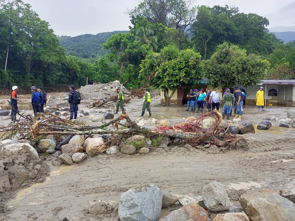 Tras las fuertes lluvias se desbordó río en Obispo Ramos de Lora de Mérida (VIDEO)