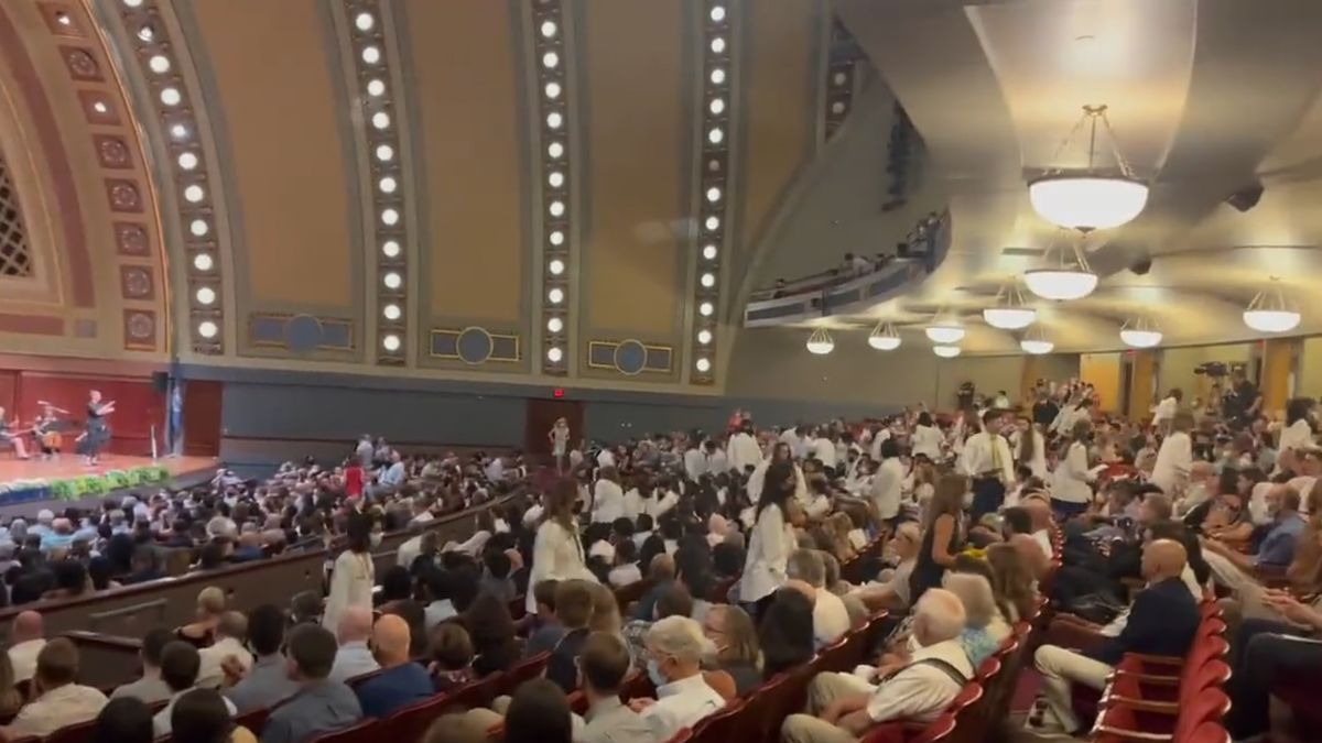 VIDEO: Estudiantes de Medicina de Míchigan abandonan ceremonia en protesta contra profesora antiabortista