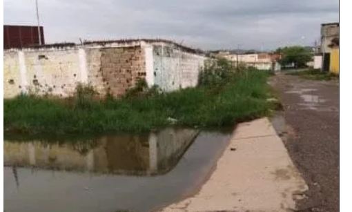 Vecinos de Barrio Lindo en Barcelona están ahogados en agua “piche” (FOTOS)