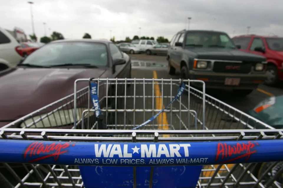 Pelea campal: Encontró a su esposo con su amante en un Walmart de EEUU (VIDEO)